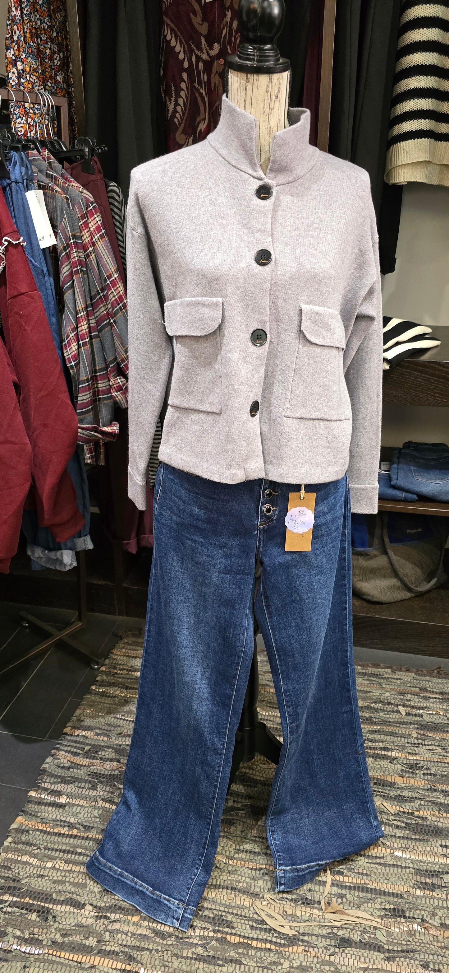 Cardigan grigio con bottoni