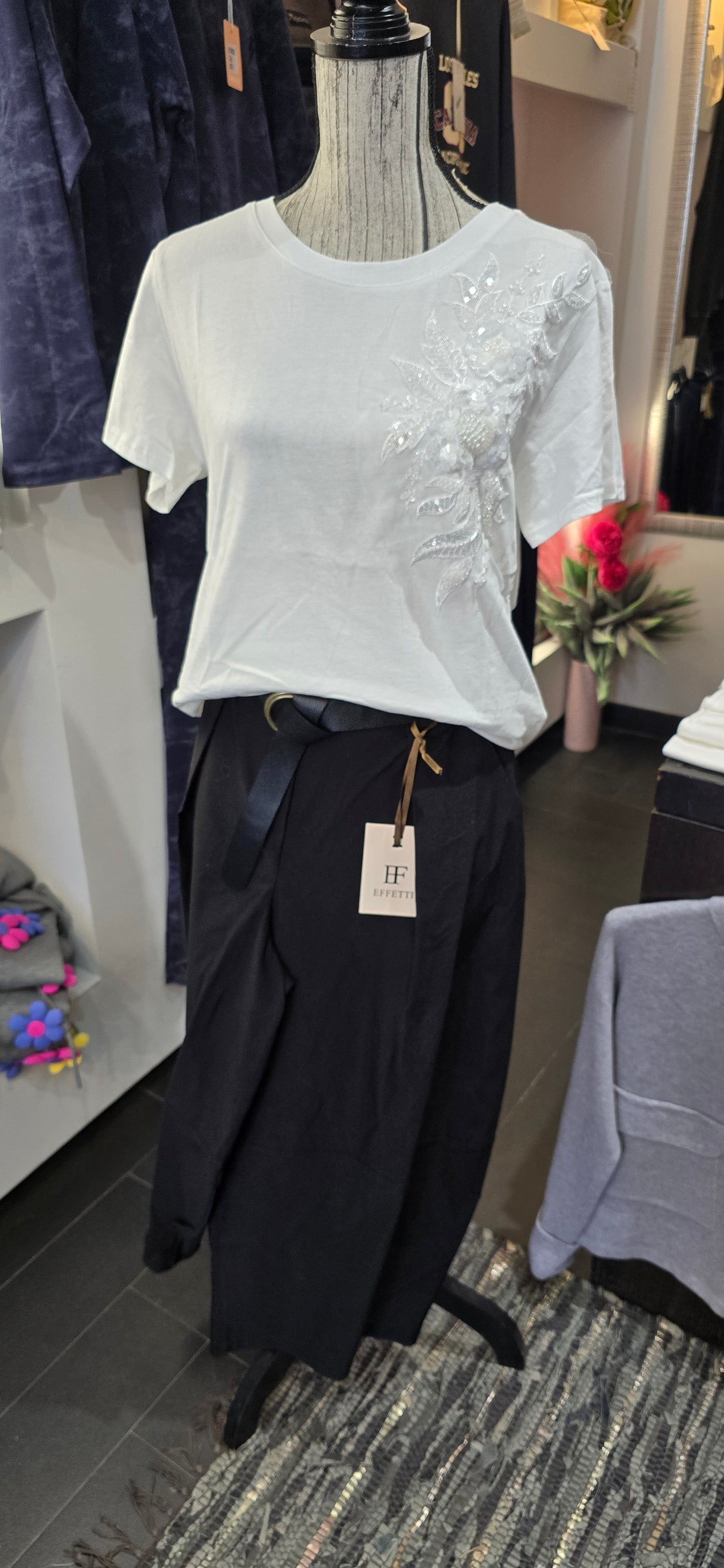 T shirt bianca con decoro perline
