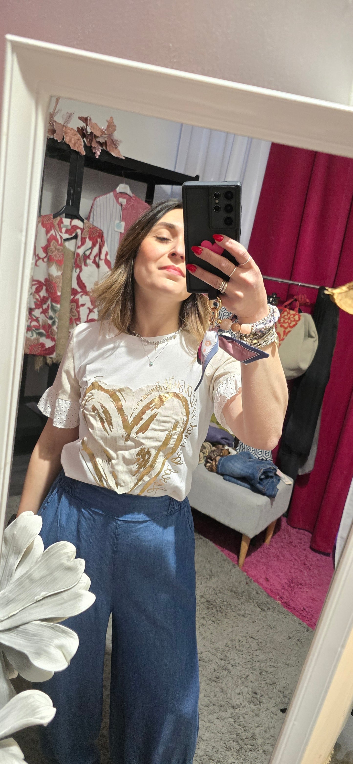 T shirt con cuore e sangallo