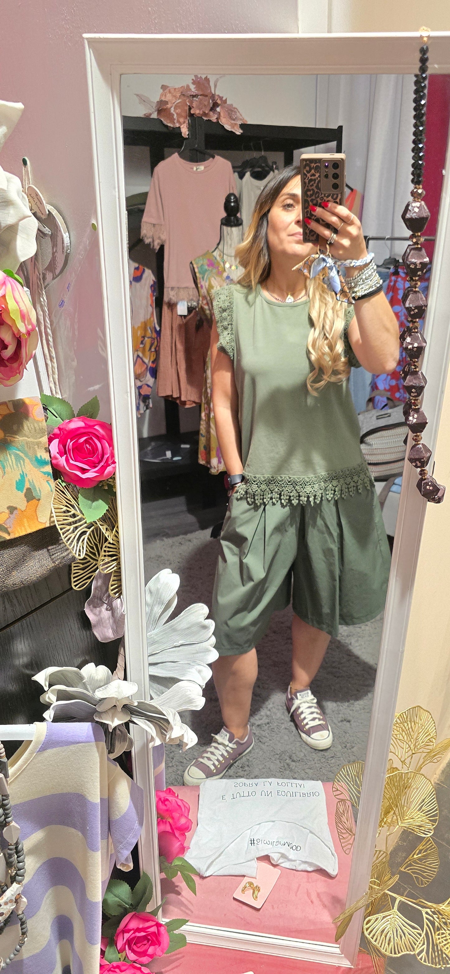 T shirt verde con bordo macrame'