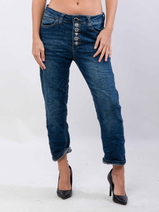 Jeans regular con bottone gioiello