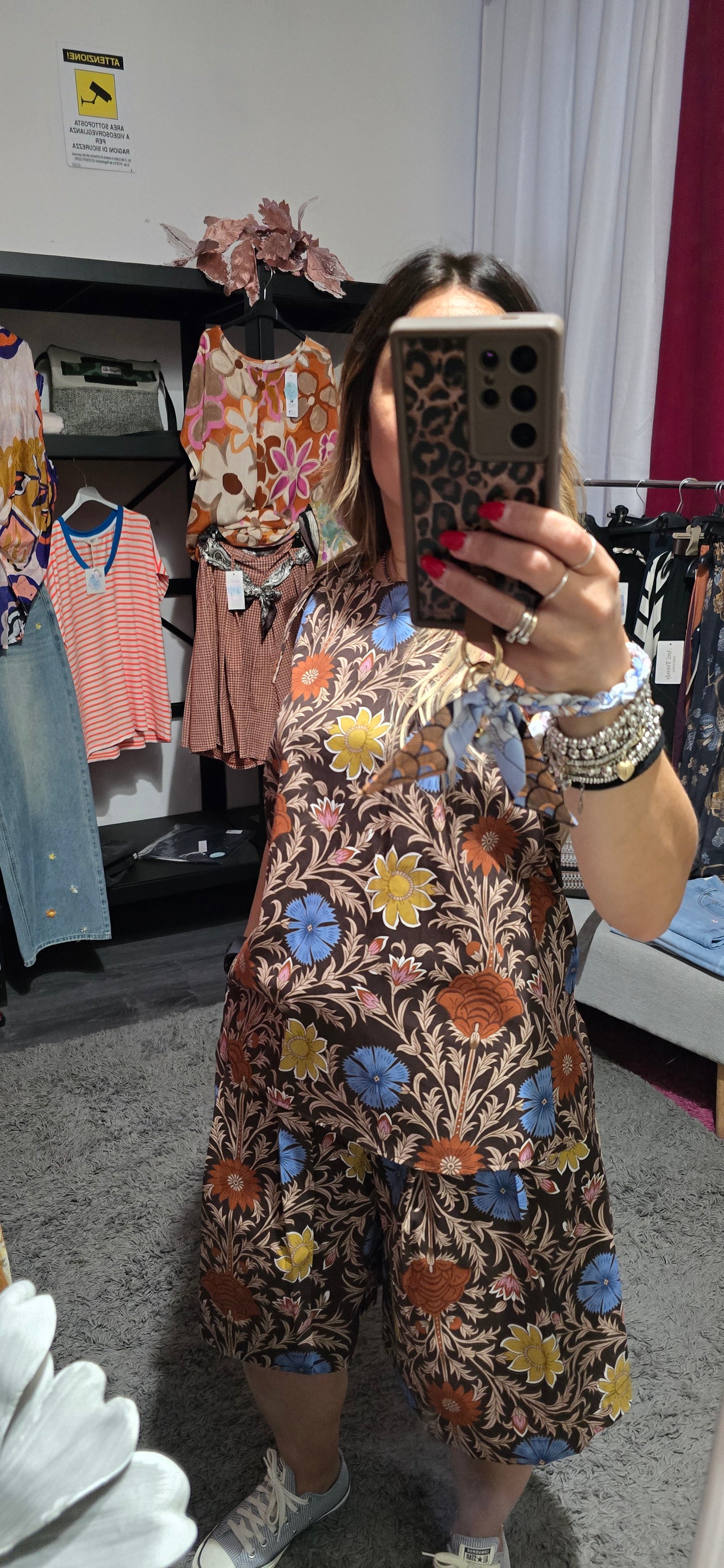 Blusa fantasia fiorata moro