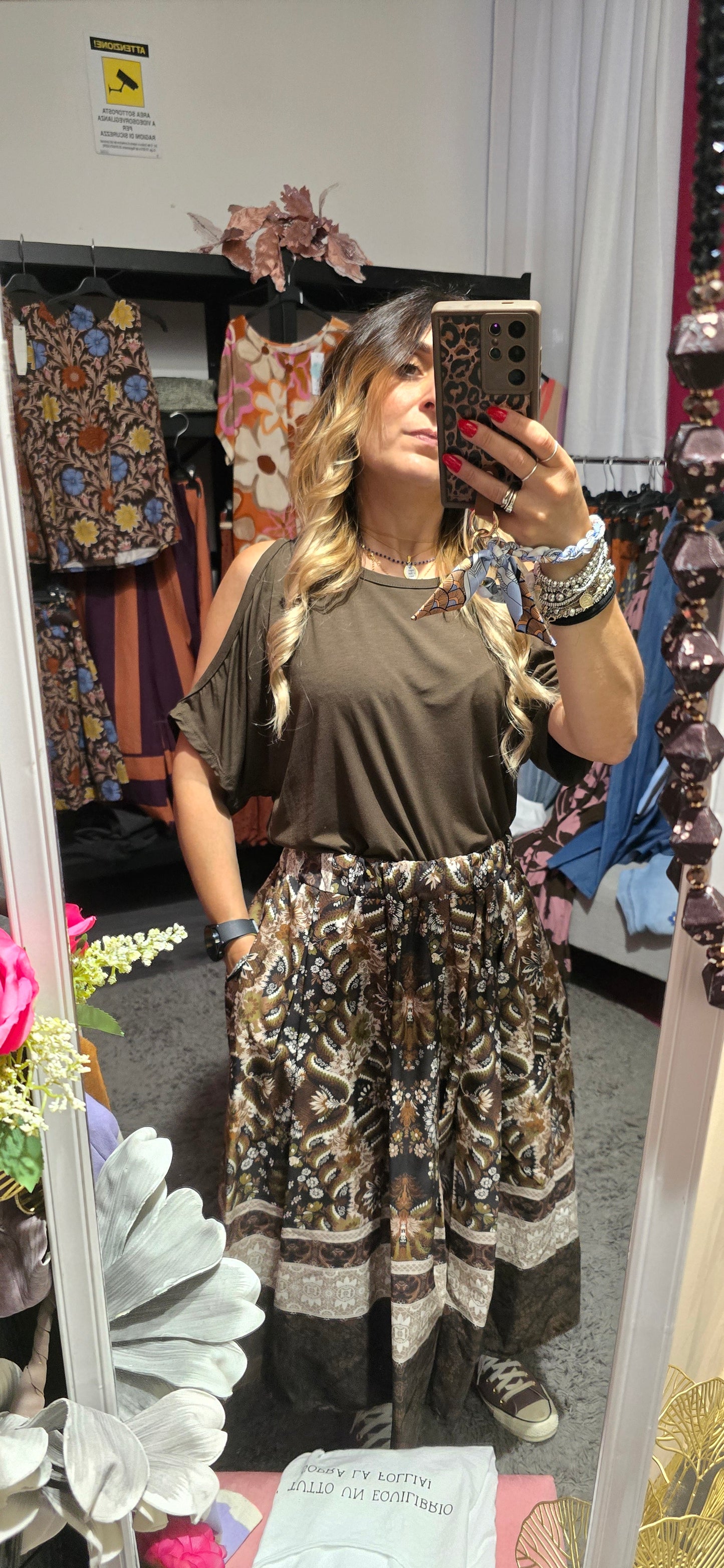 T shirt con spalla scoperta moro