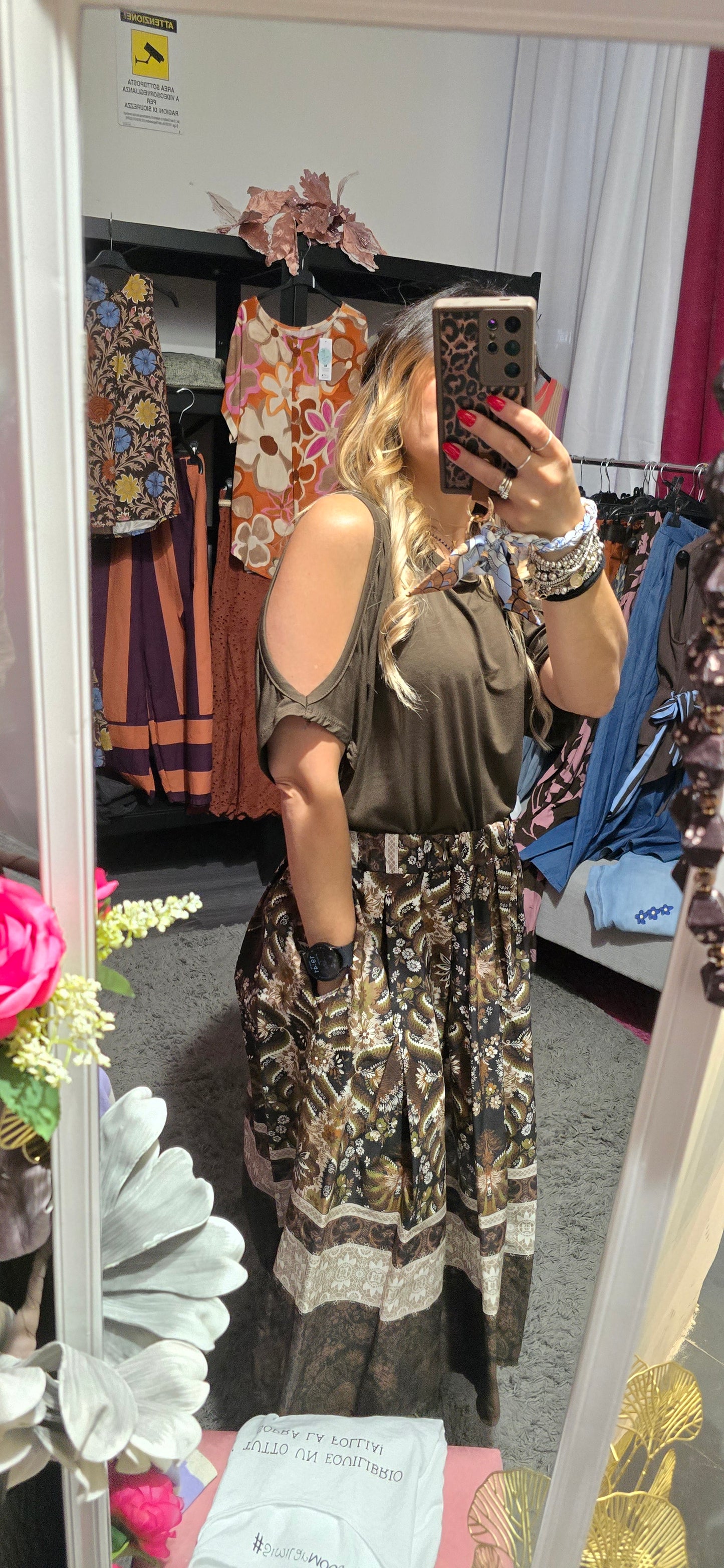 T shirt con spalla scoperta moro