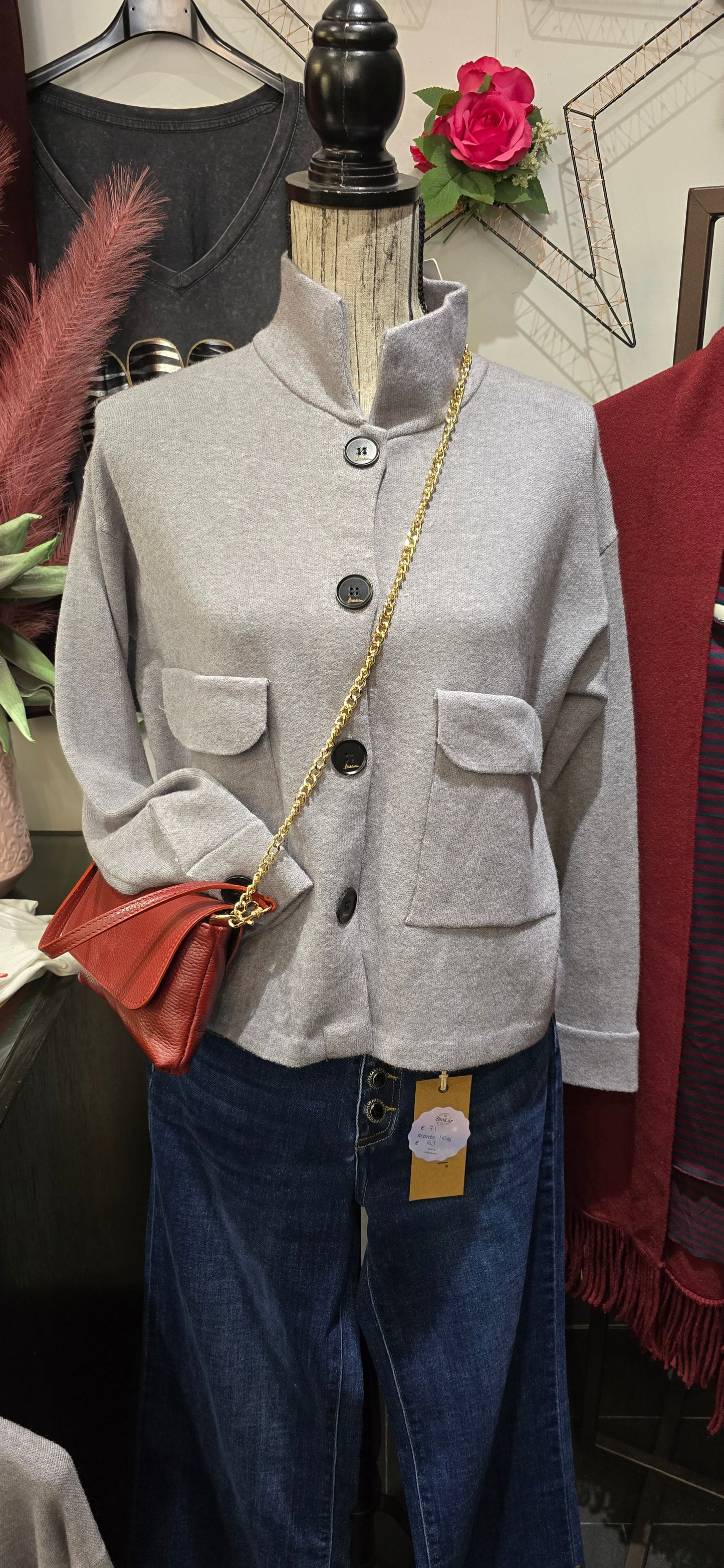Cardigan grigio con bottoni