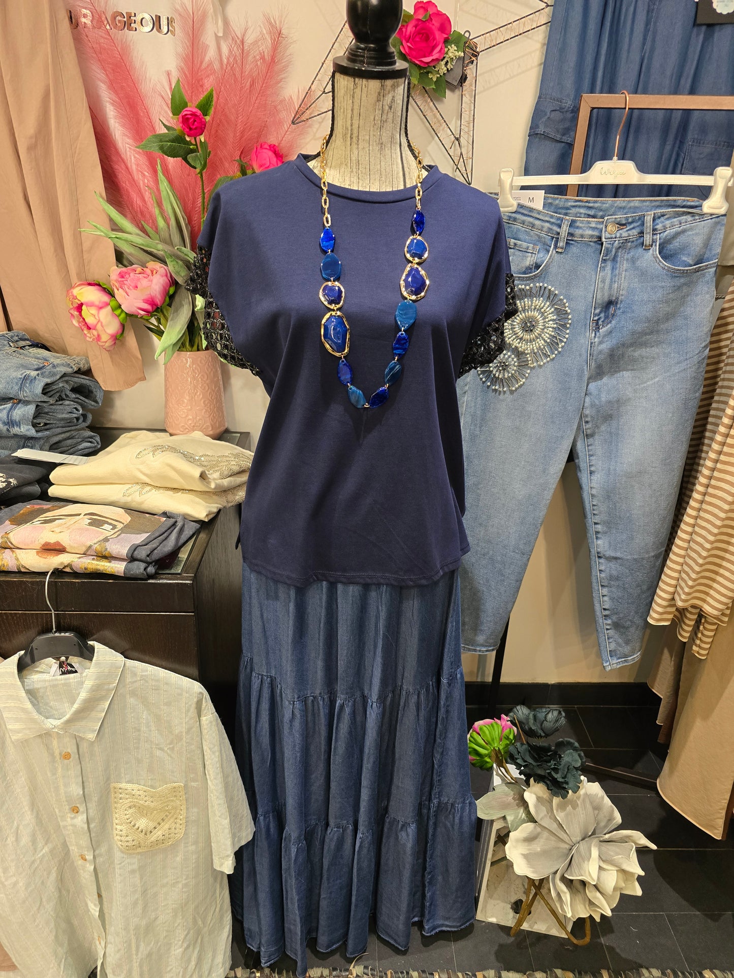Maglia con manica ricamata