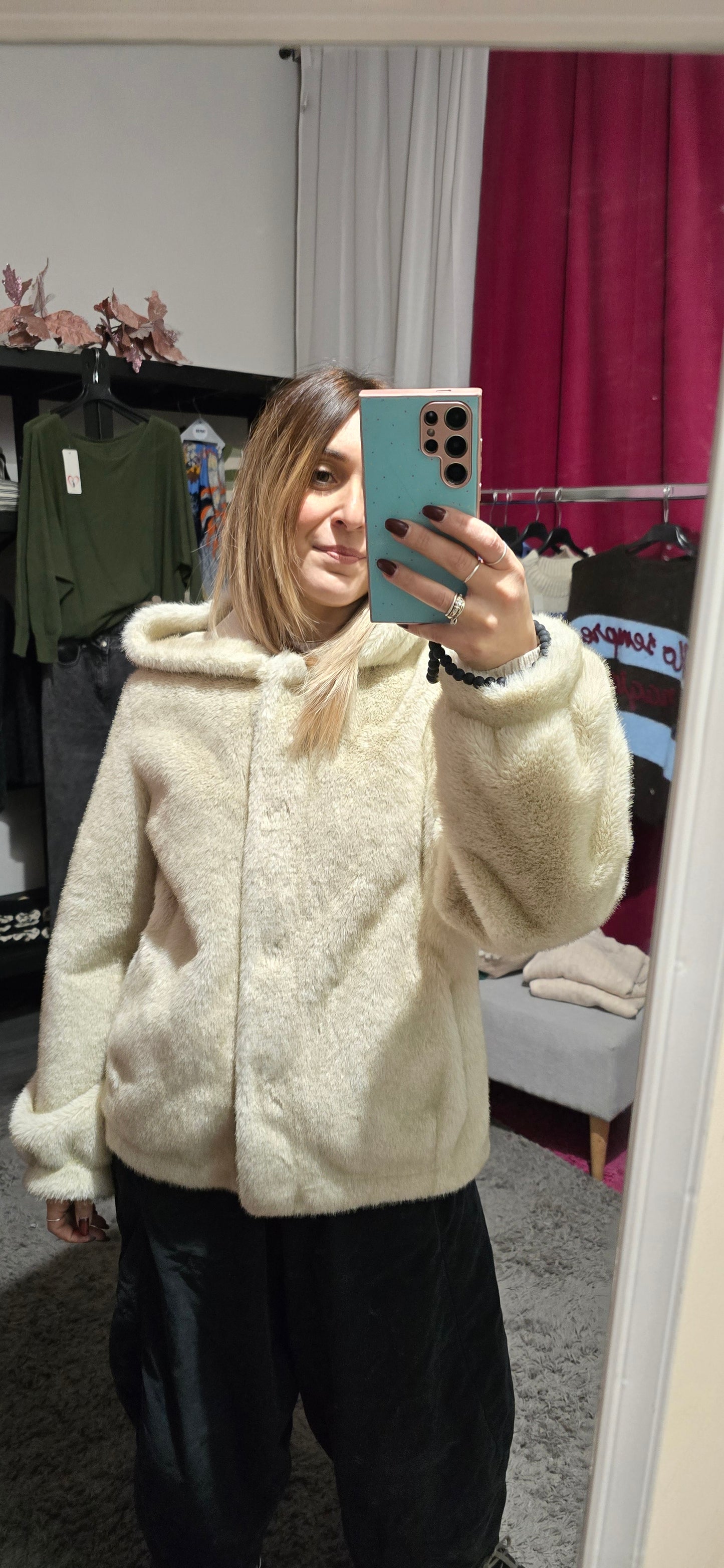 Pellicciotto eco con cappuccio panna