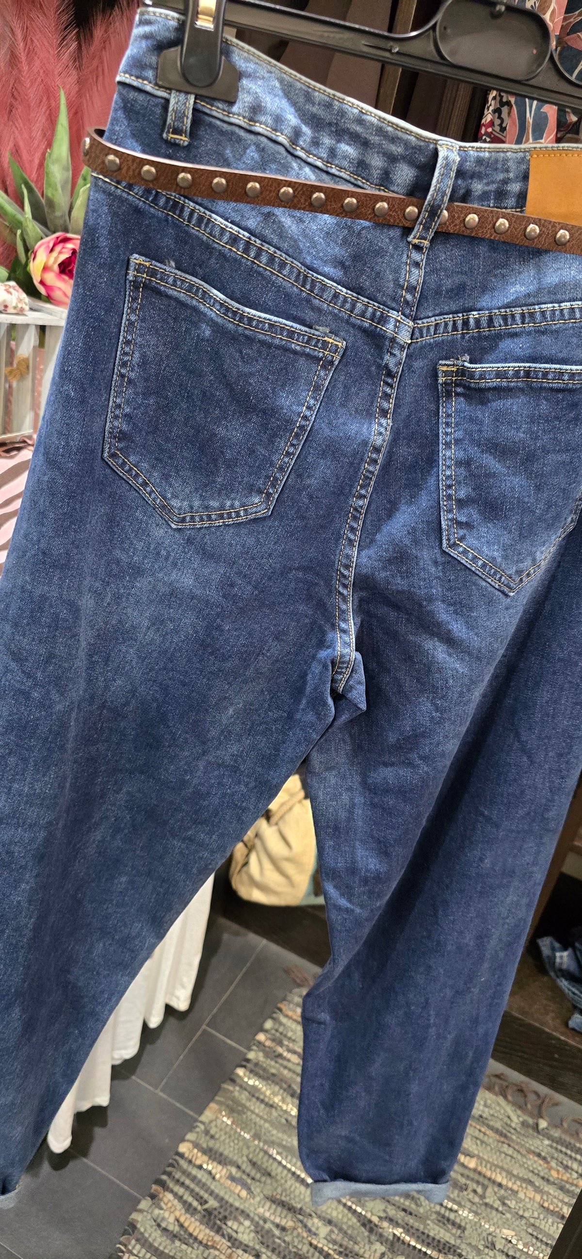 Jeans regular con cinturino ecopelle