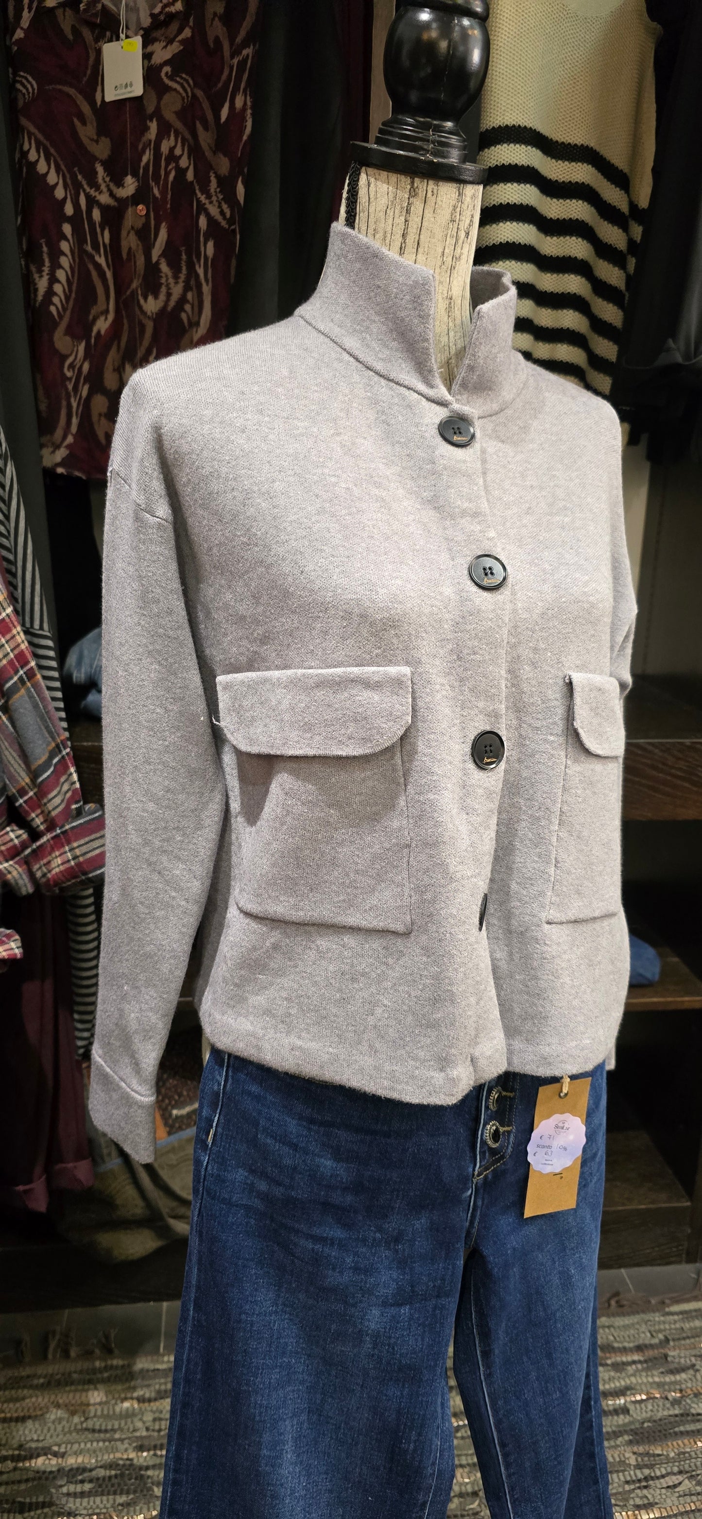 Cardigan grigio con bottoni