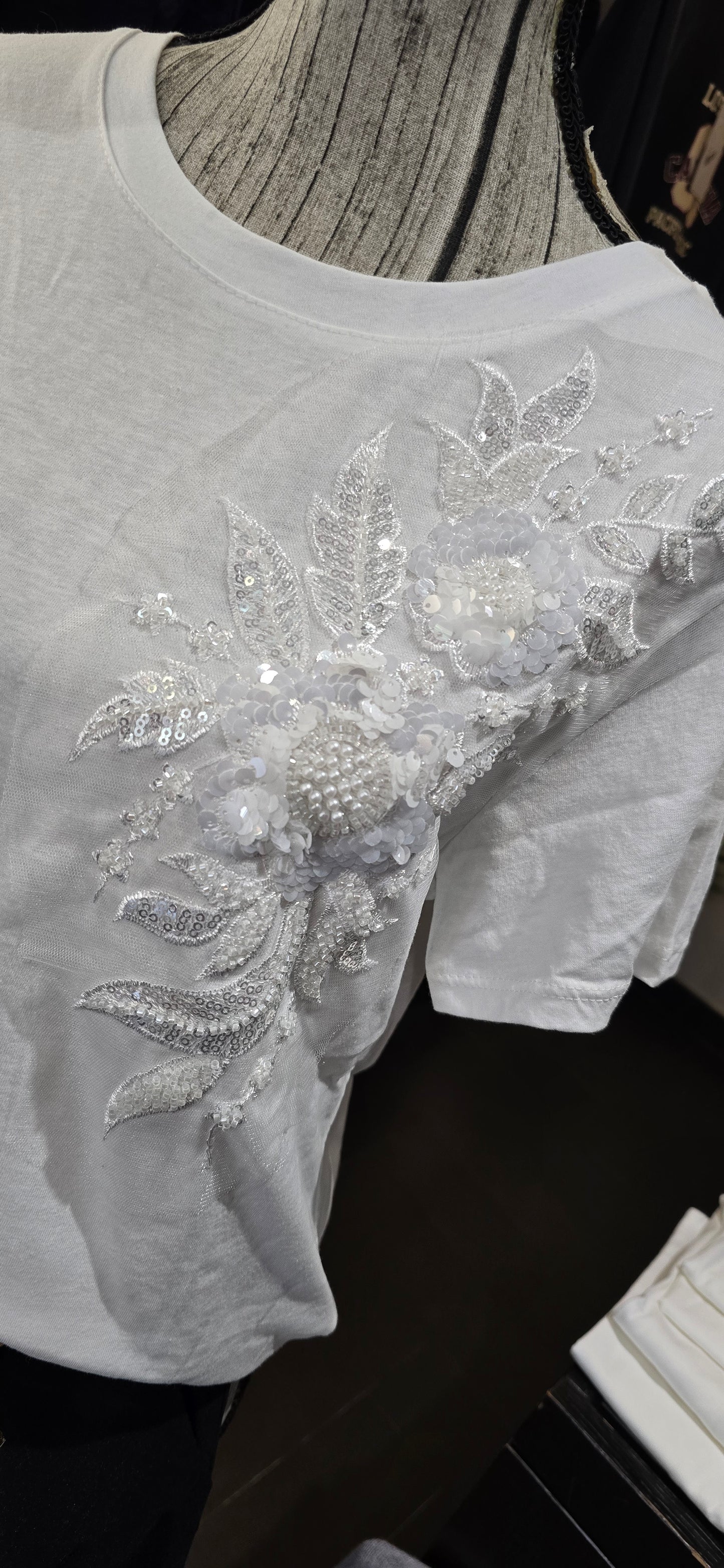 T shirt bianca con decoro perline