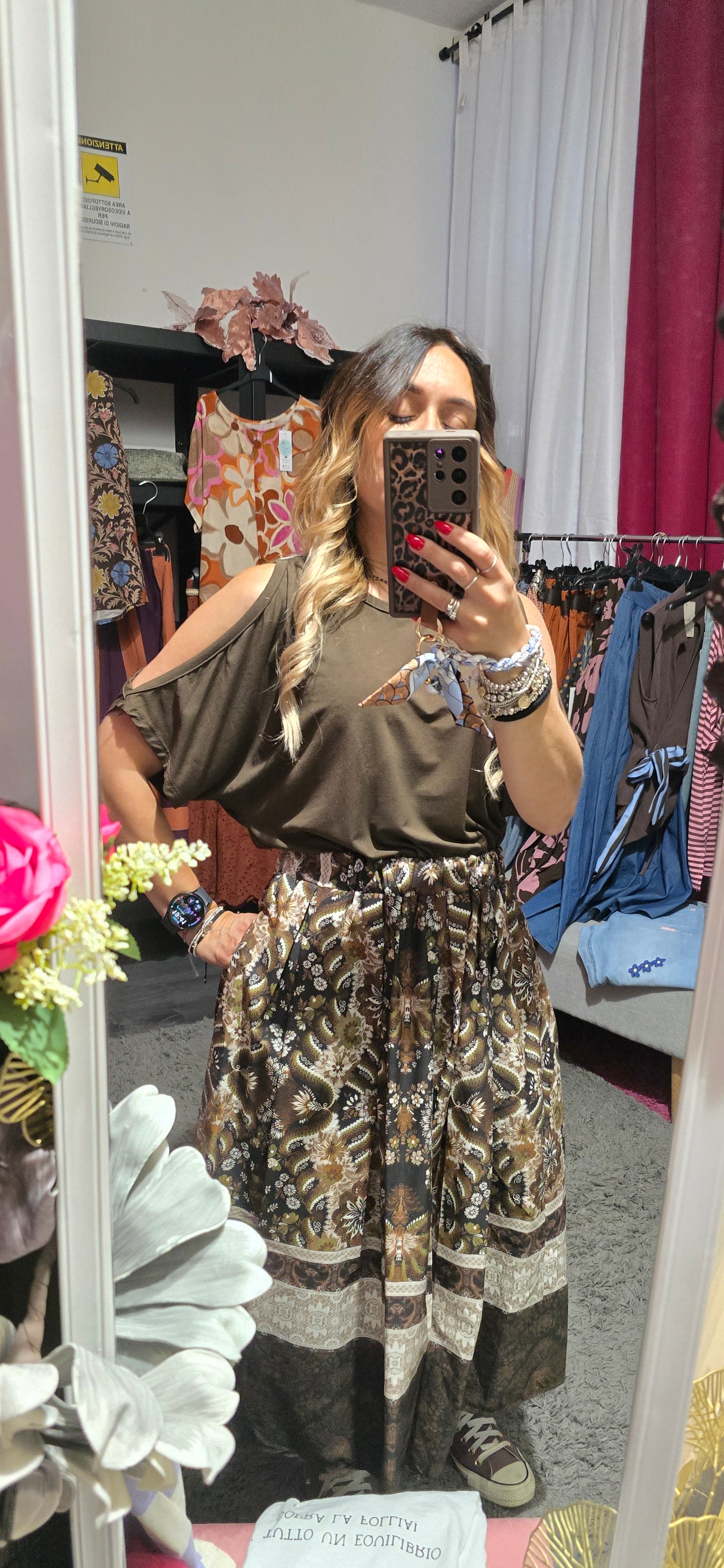 T shirt con spalla scoperta moro