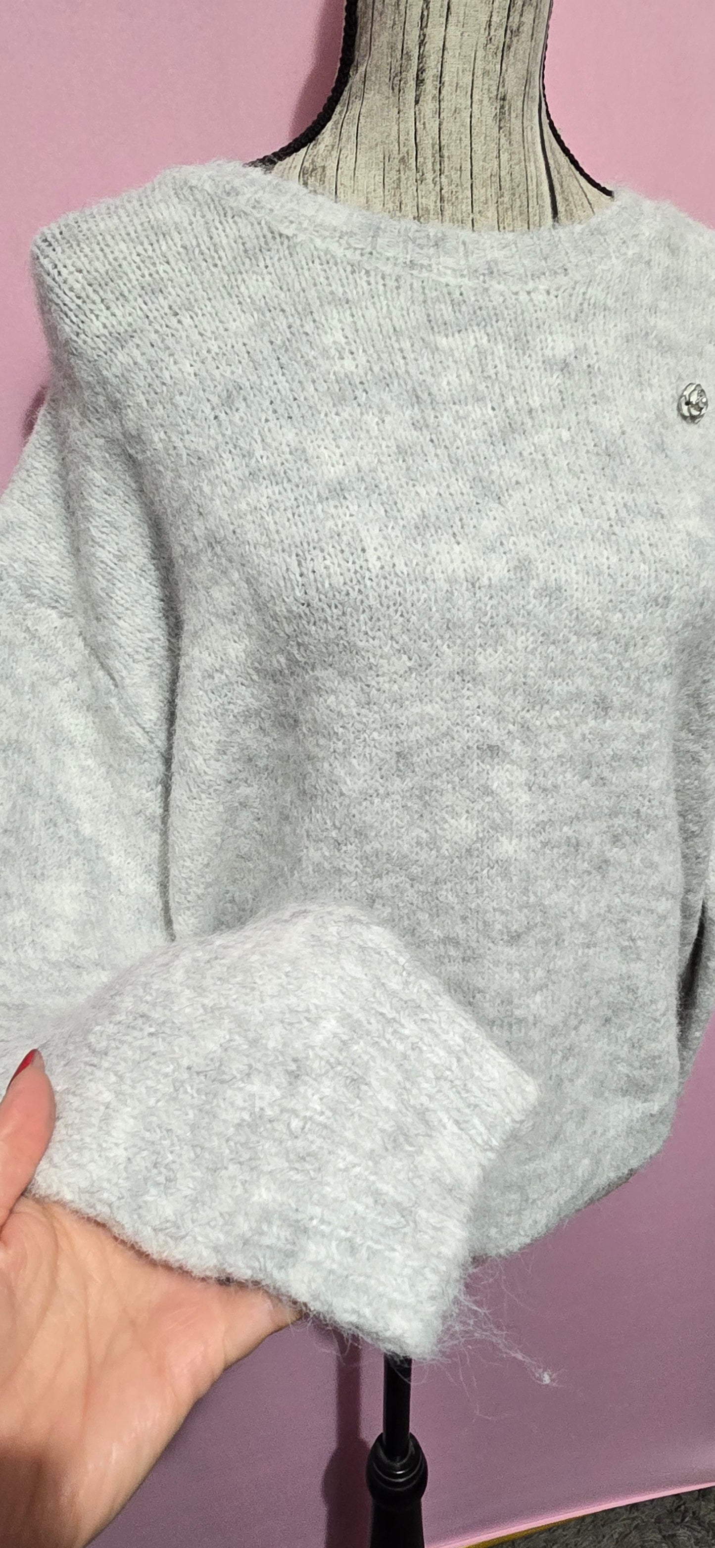Pull grigio spilla
