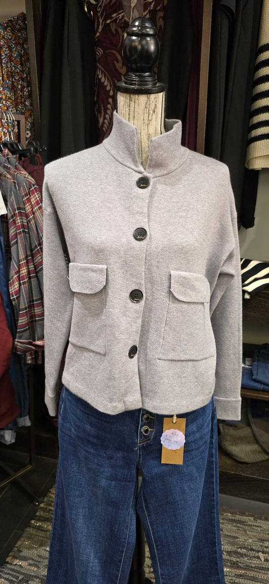 Cardigan grigio con bottoni