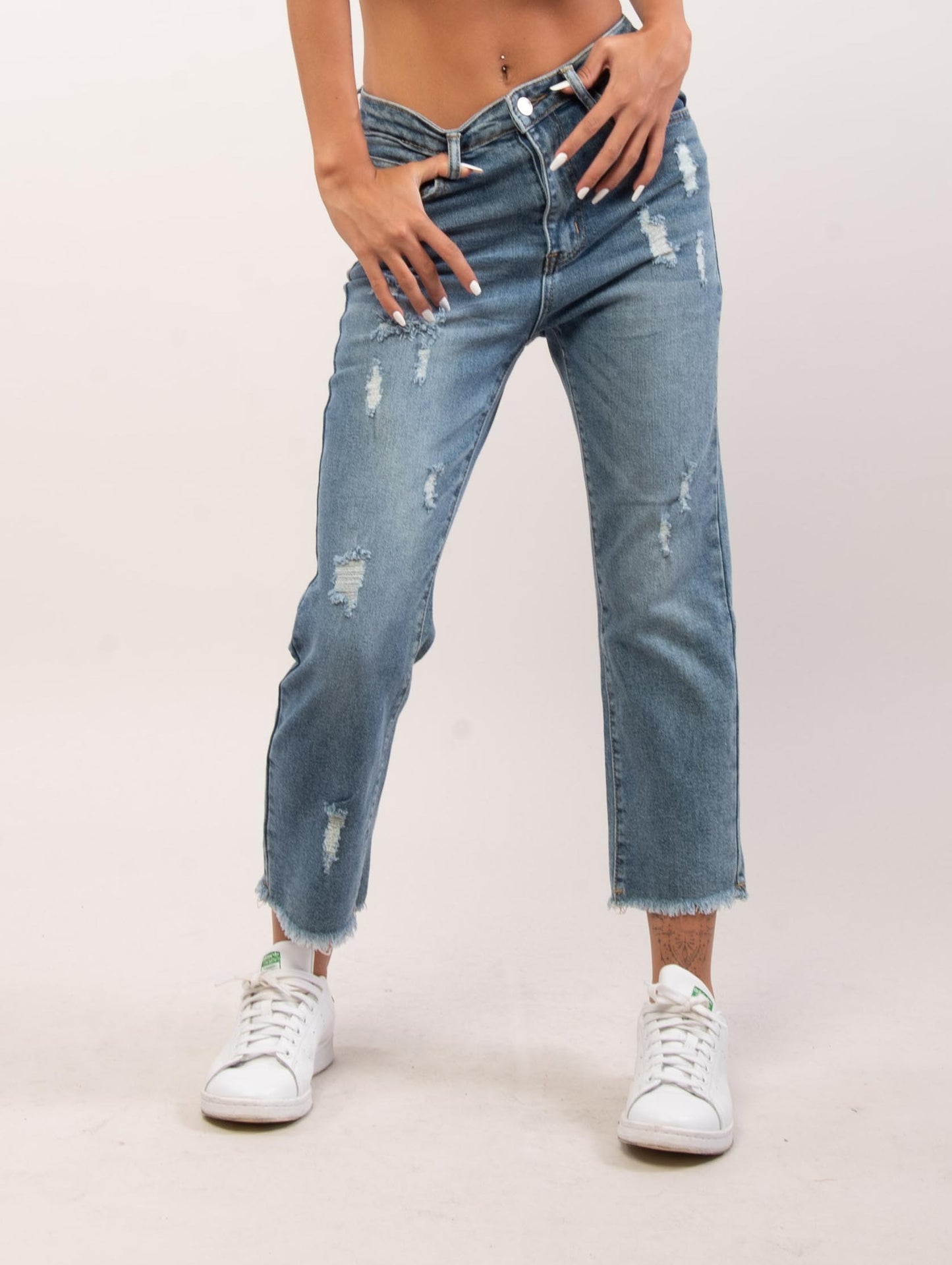 Jeans chiaro con strappi