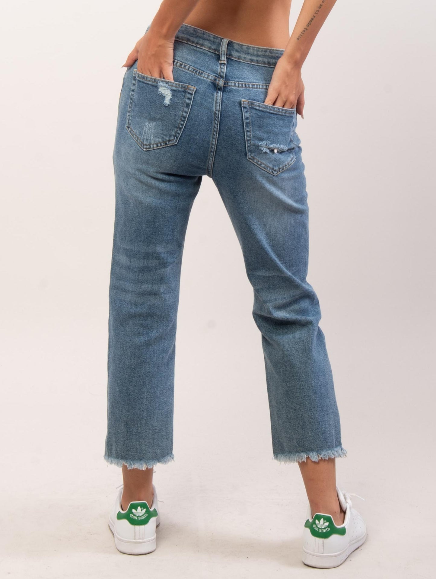 Jeans chiaro con strappi