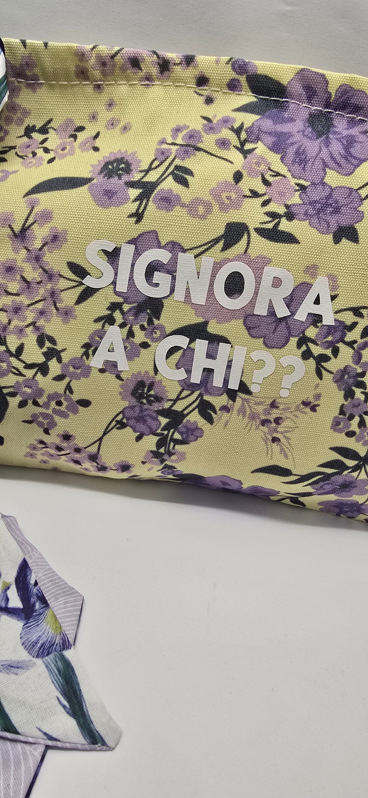 Le #similarMOOD "signora a chi" fiori gialla