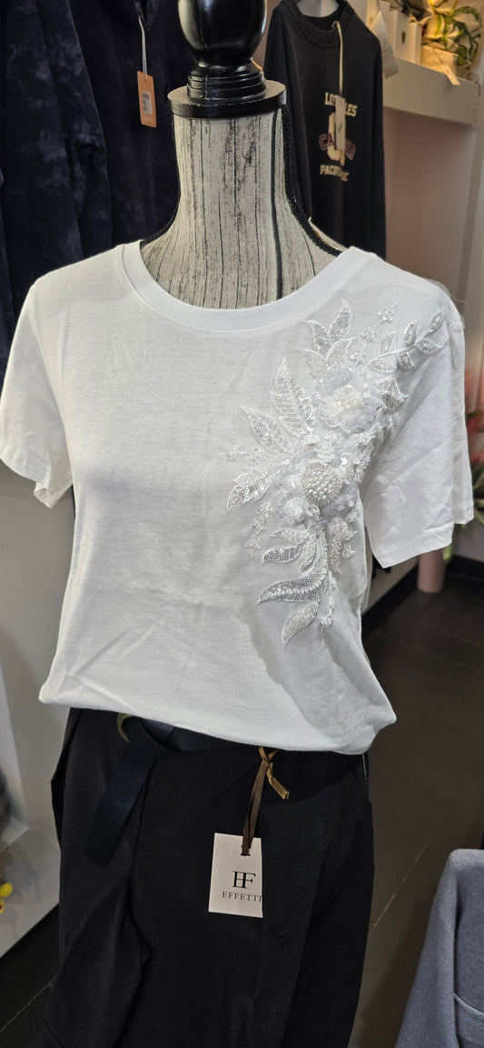T shirt bianca con decoro perline
