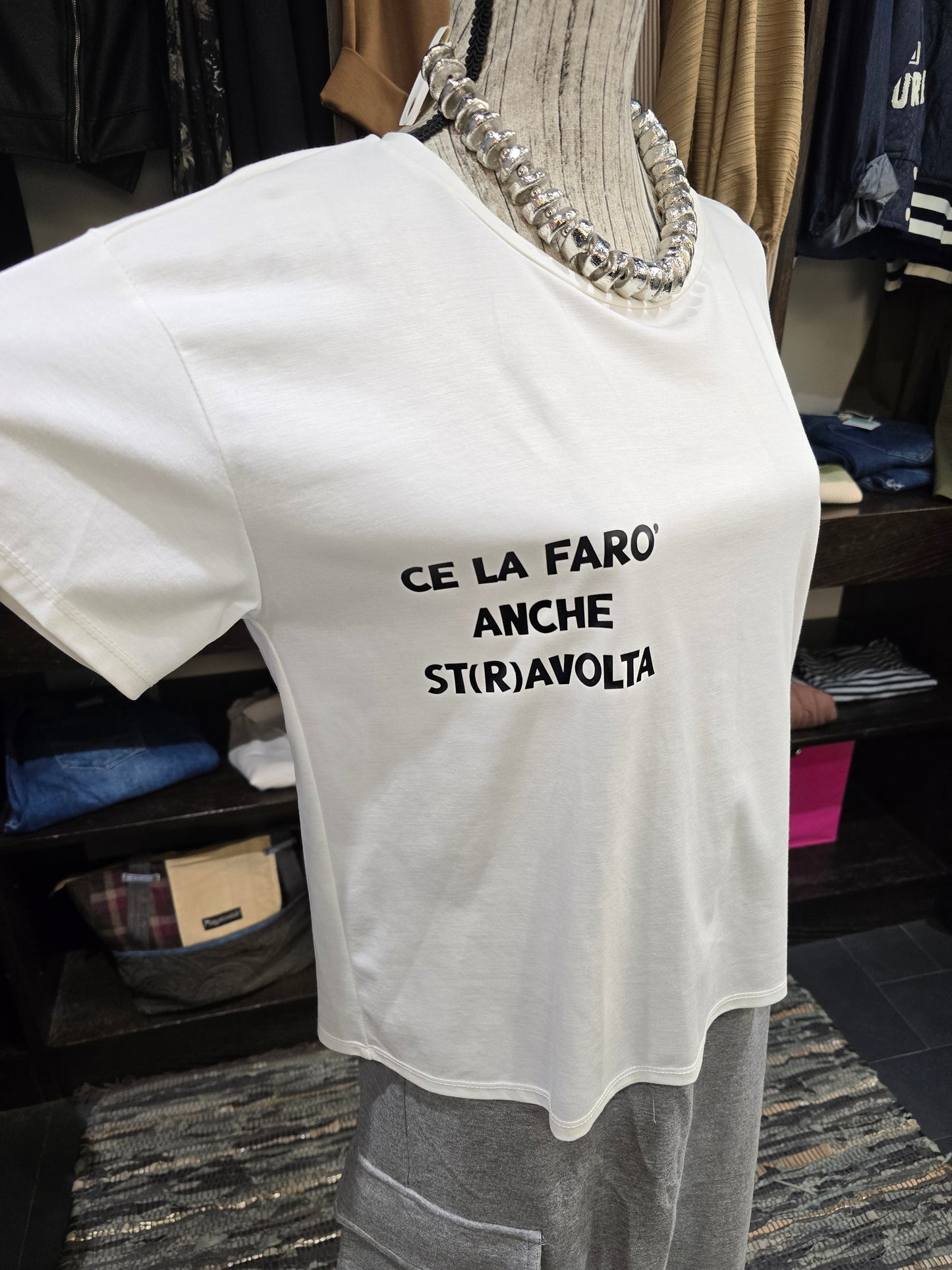 Le #similarMOOD t shirt " STRAVOLTA " bianca