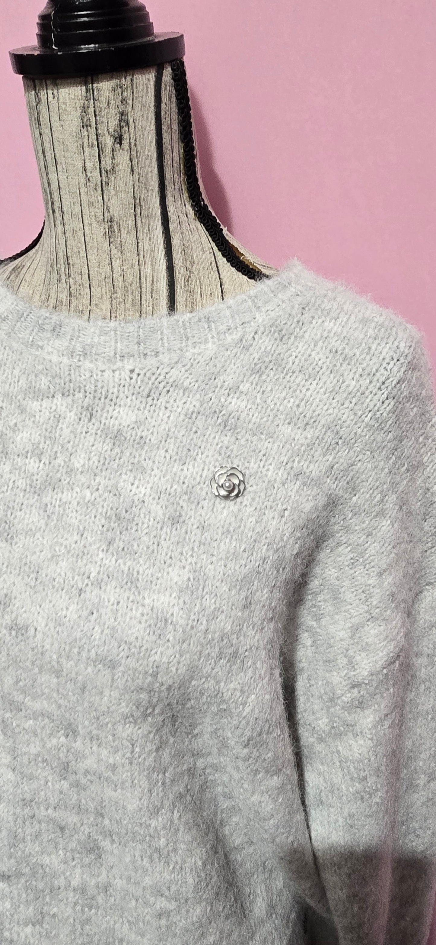 Pull grigio spilla