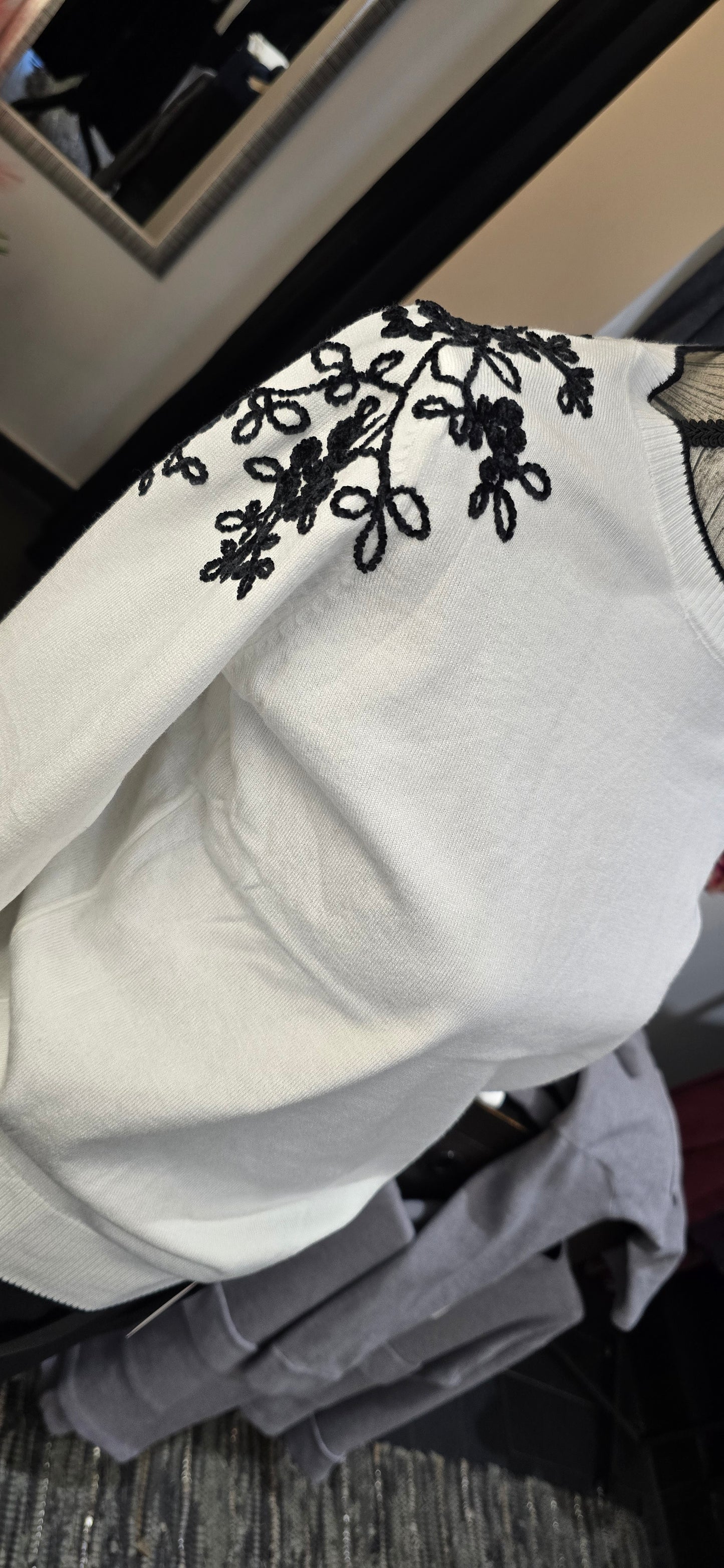 Maglioncino bianco con decorazione