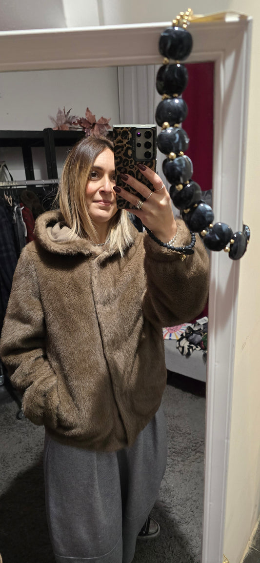 Pellicciotto eco fango con cappuccio