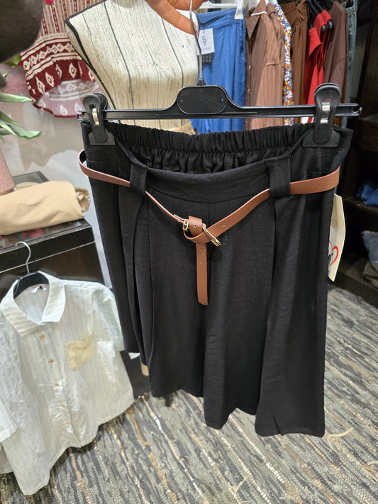 Bermuda nero viscosa con cinturino