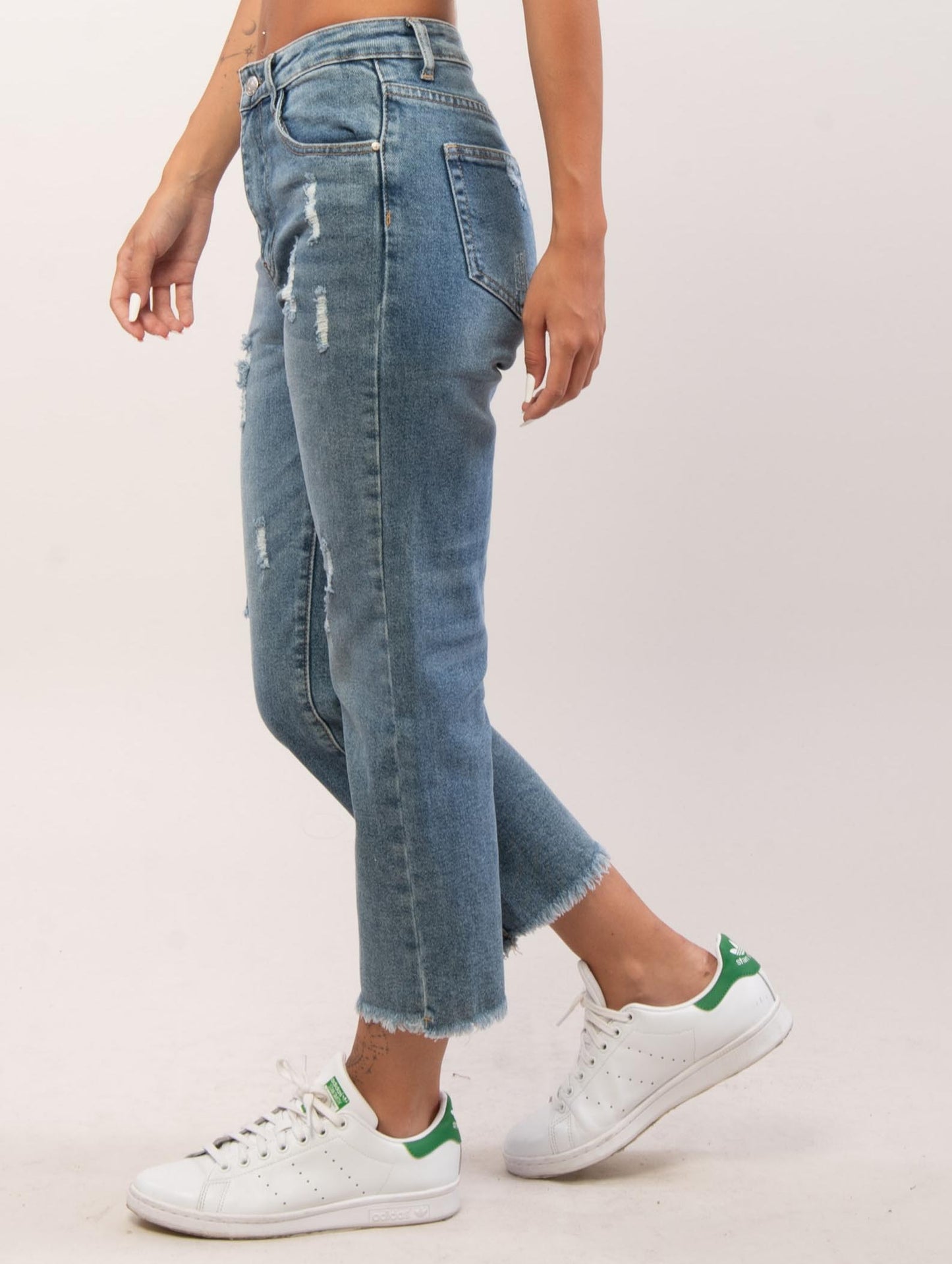 Jeans chiaro con strappi