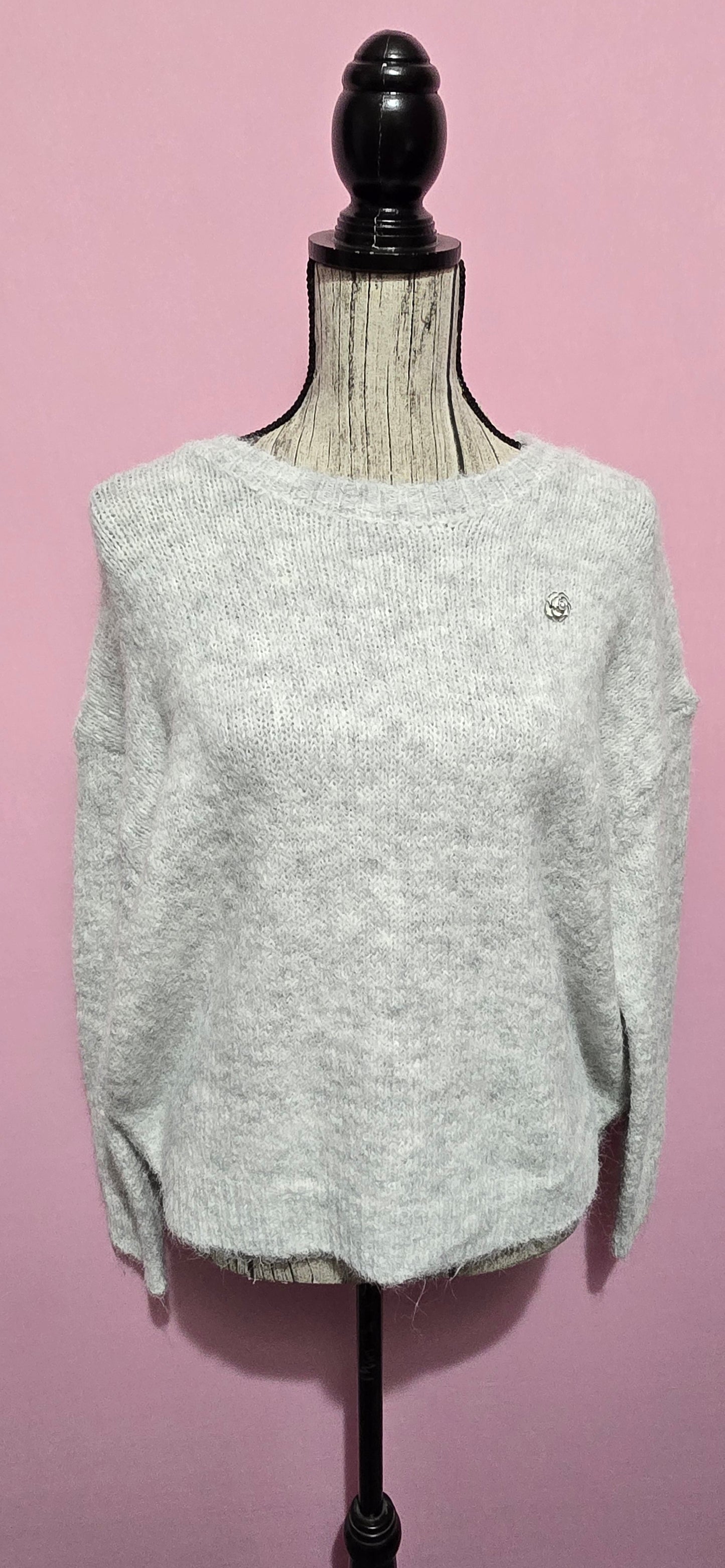 Pull grigio spilla