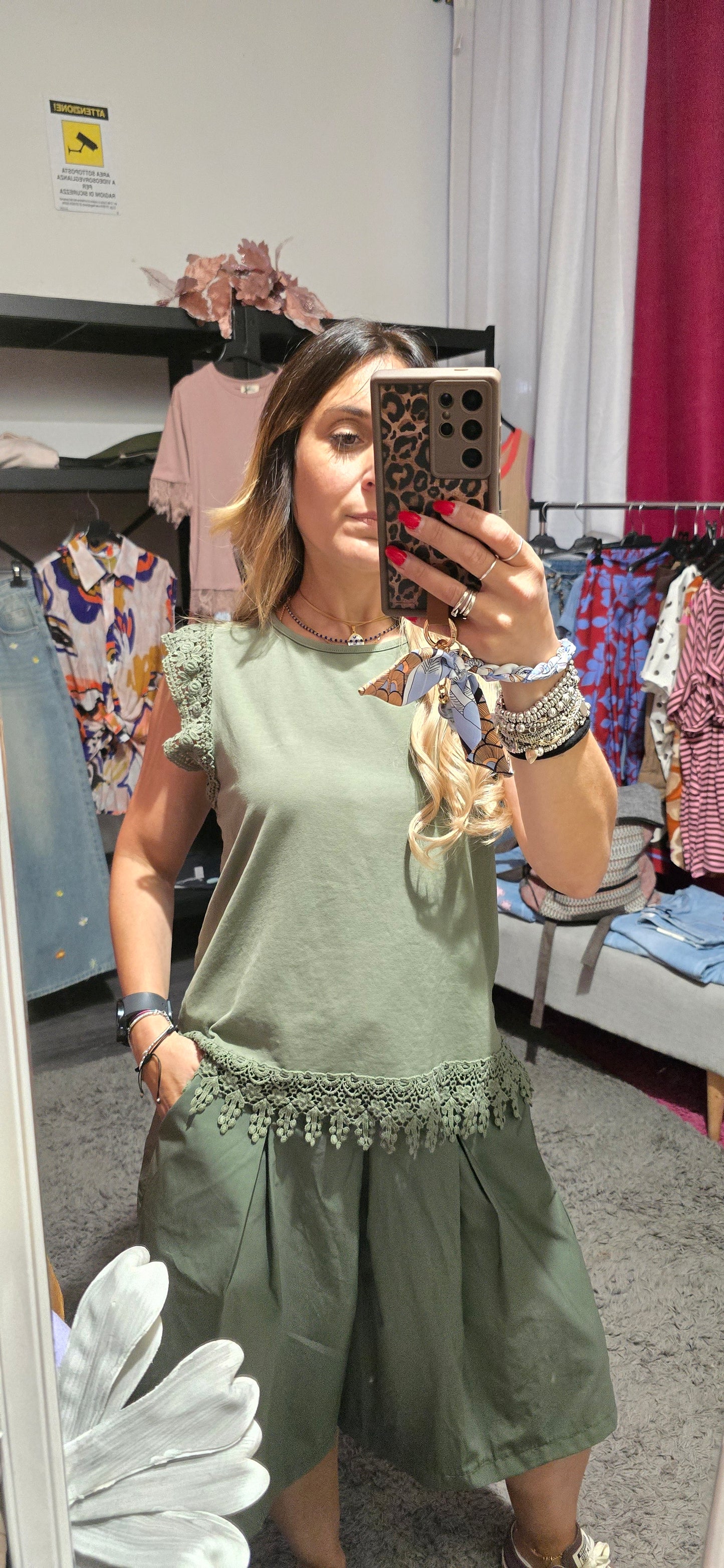 T shirt verde con bordo macrame'