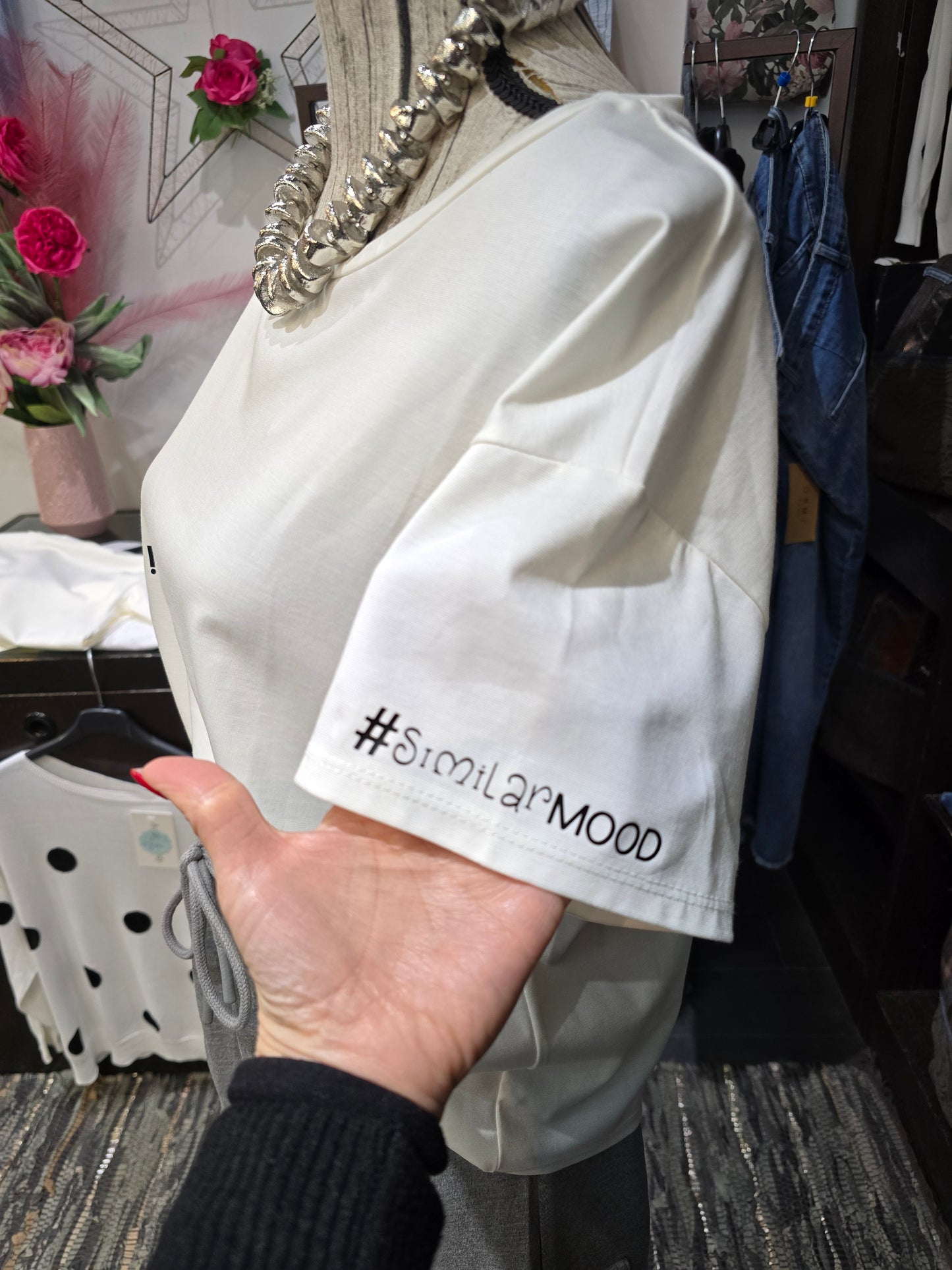 Le #similarMOOD t shirt " STRAVOLTA " bianca