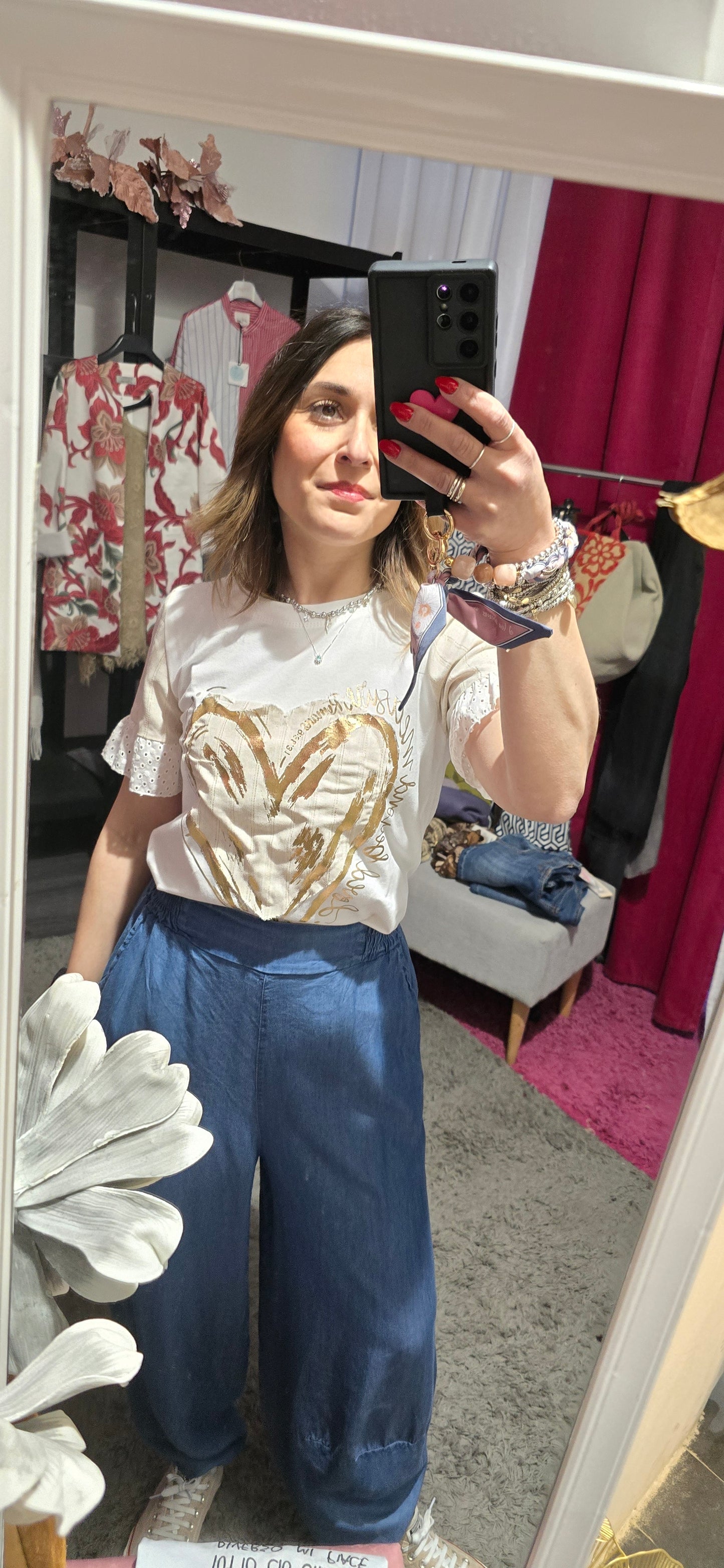 T shirt con cuore e sangallo