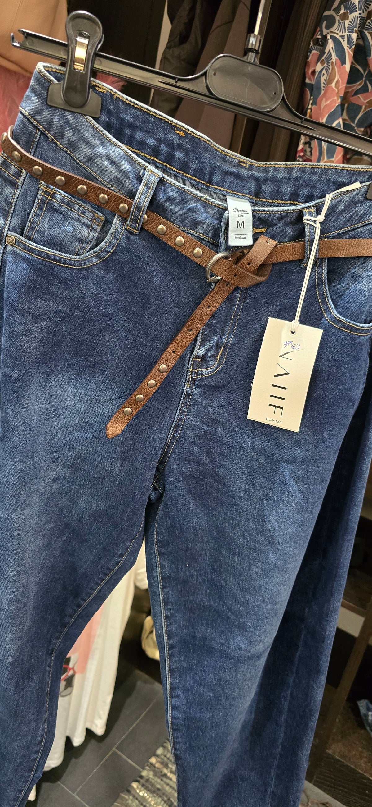 Jeans regular con cinturino ecopelle