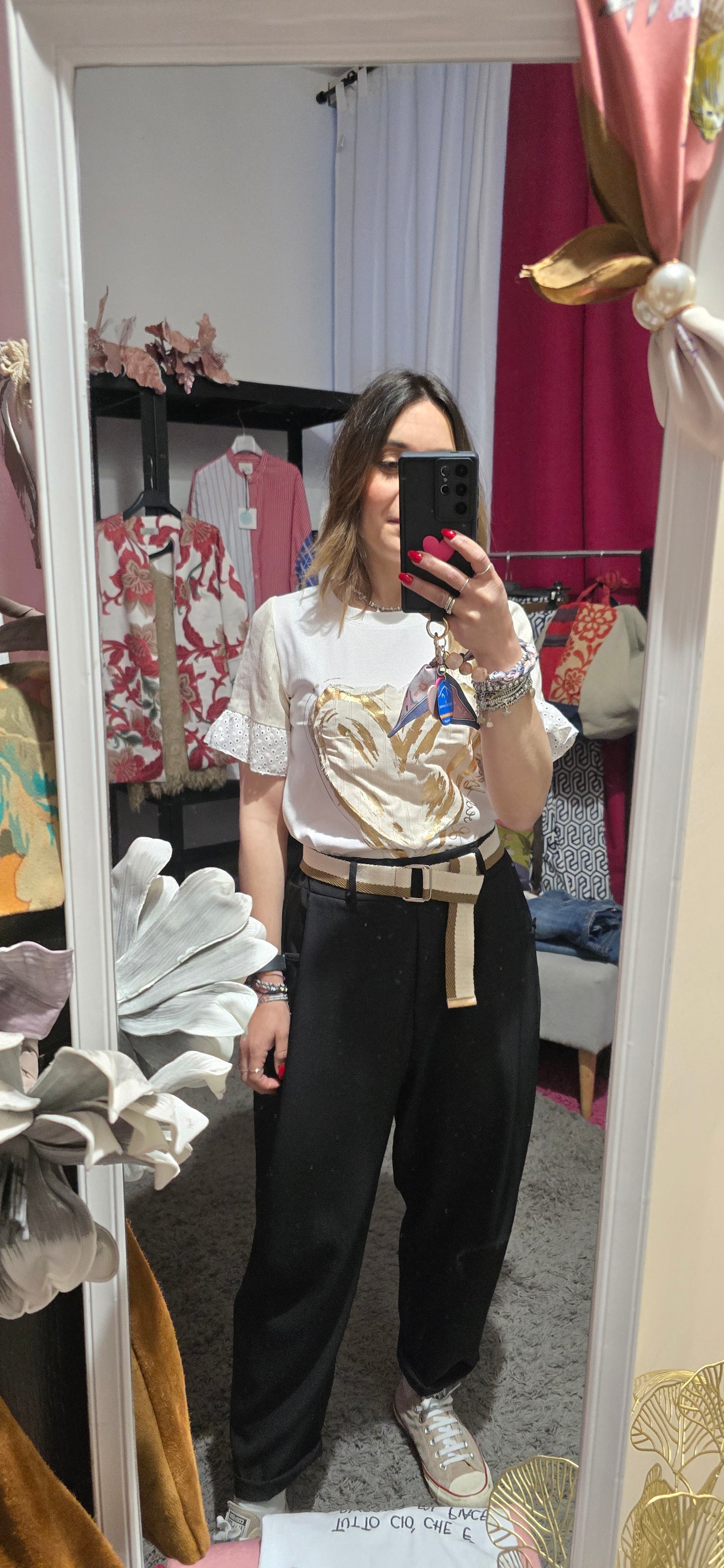 T shirt con cuore e sangallo