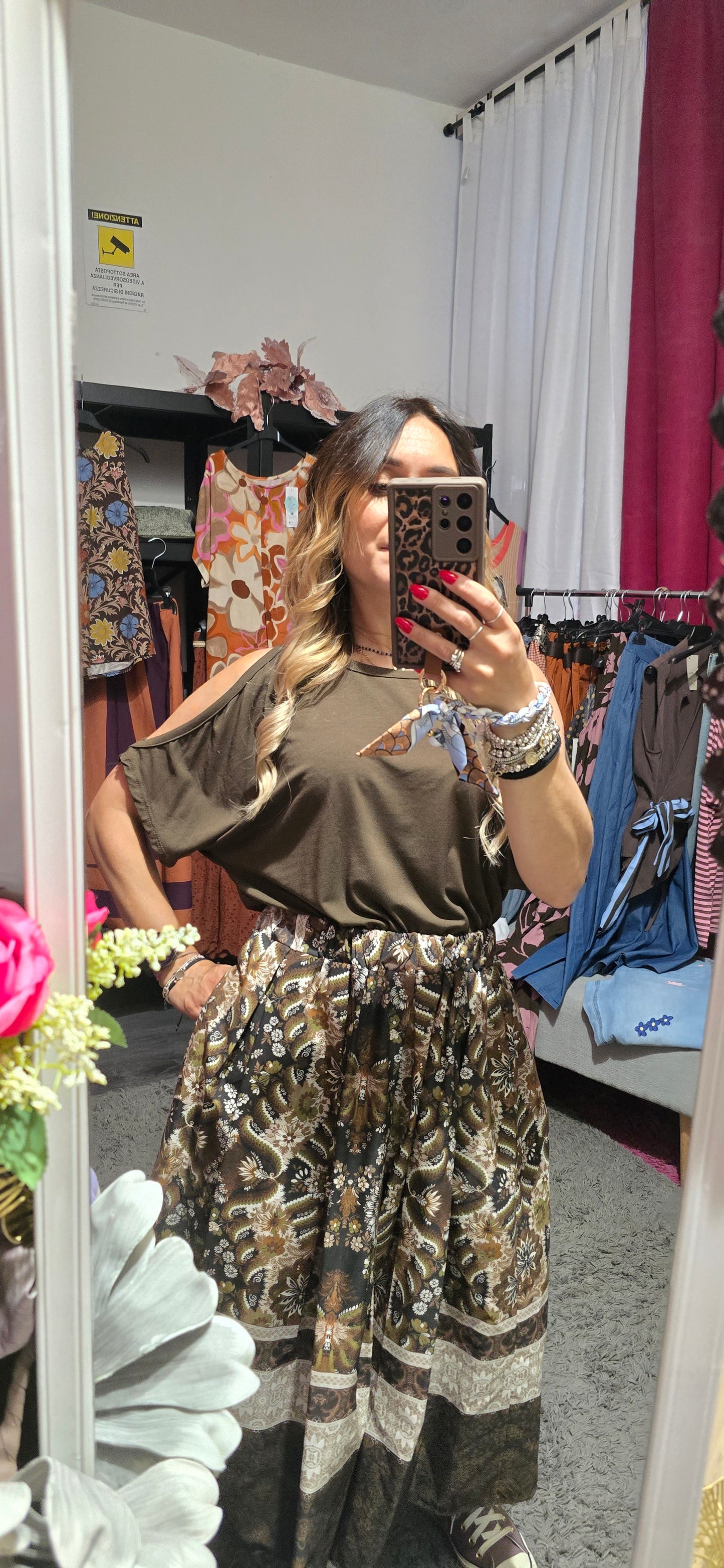T shirt con spalla scoperta moro