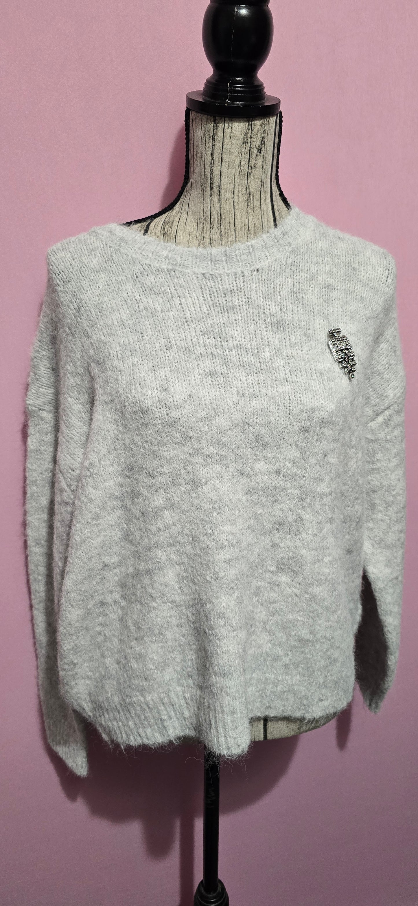 Pull grigio spilla