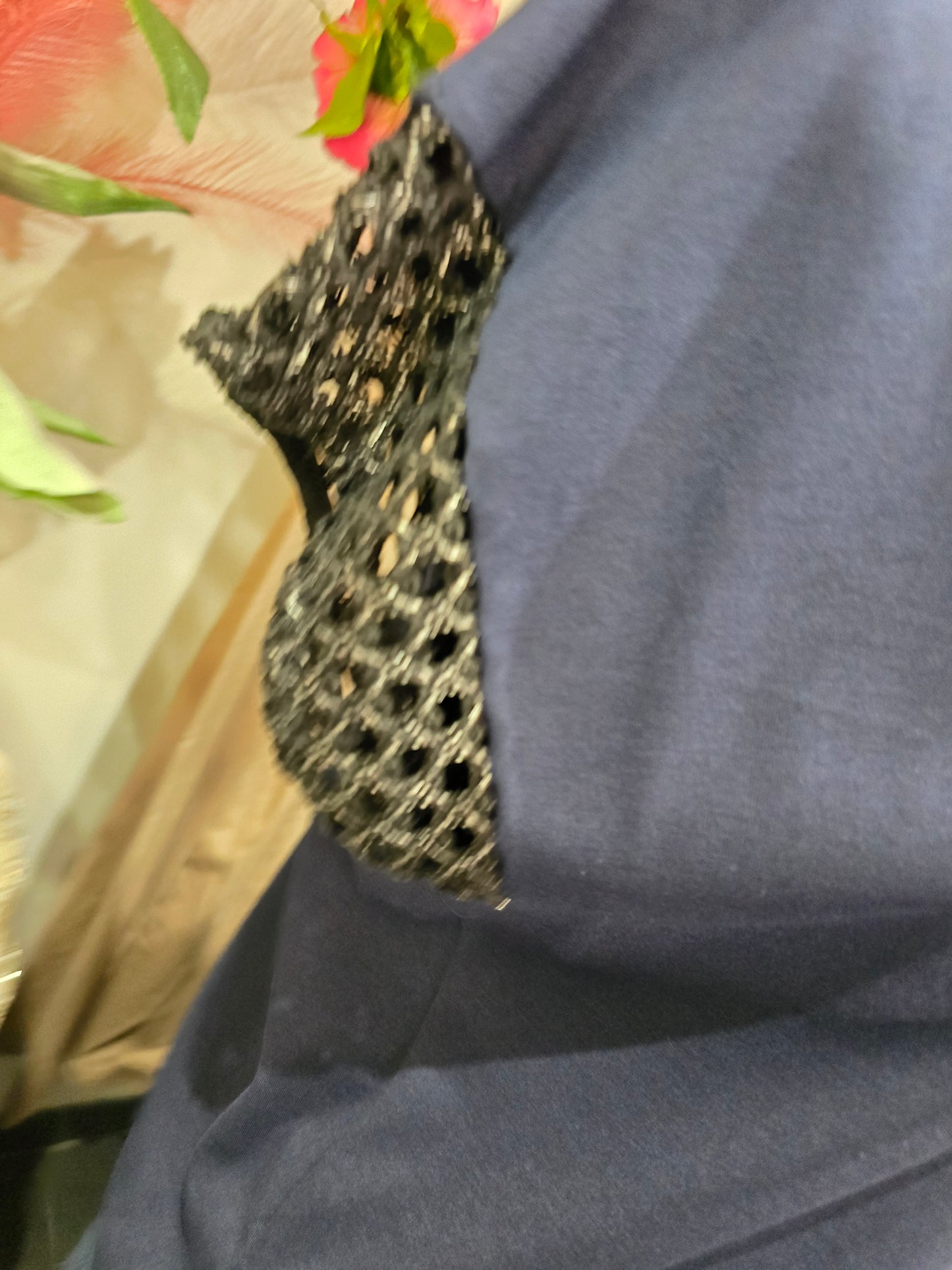 Maglia con manica ricamata