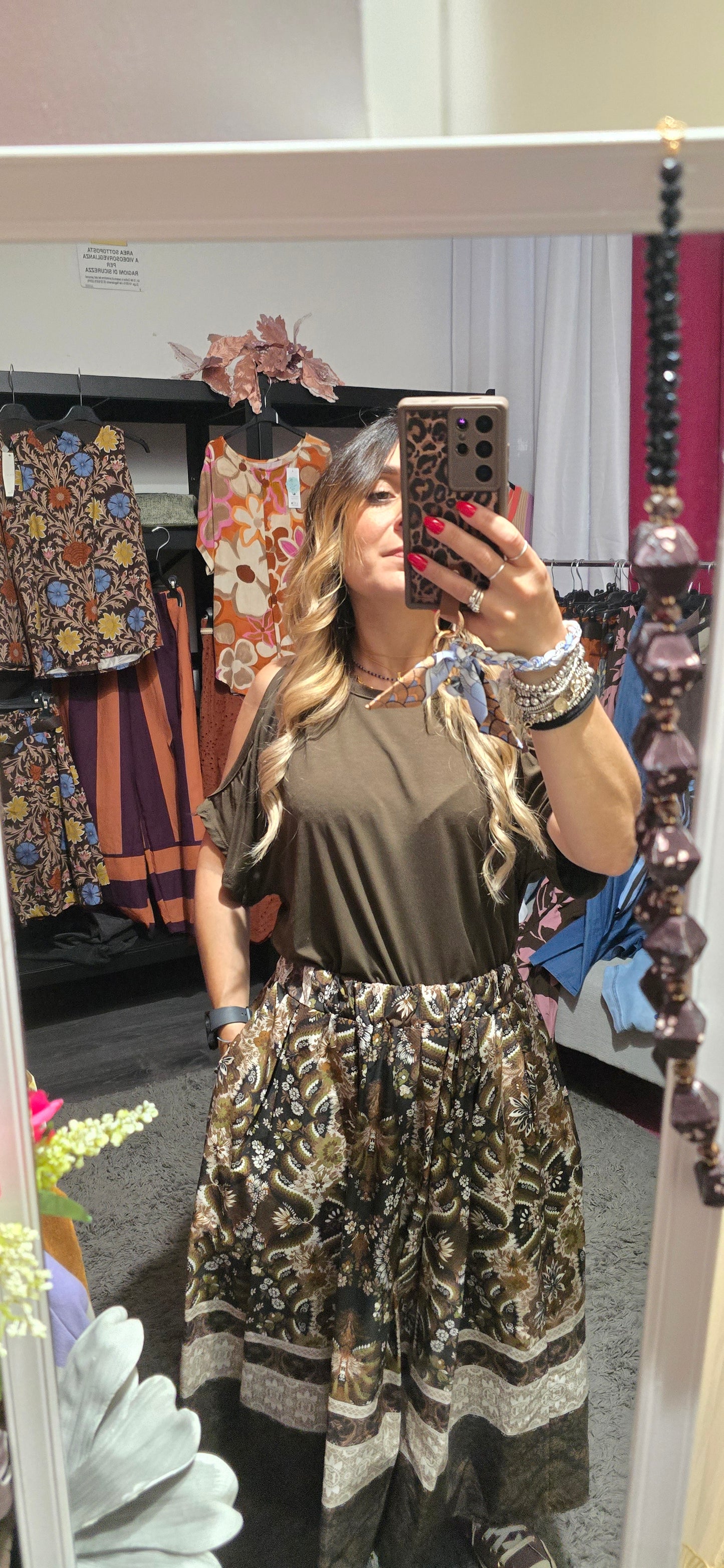 T shirt con spalla scoperta moro