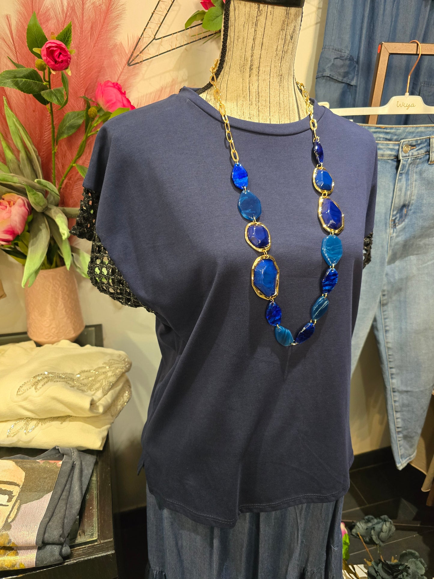 Maglia con manica ricamata