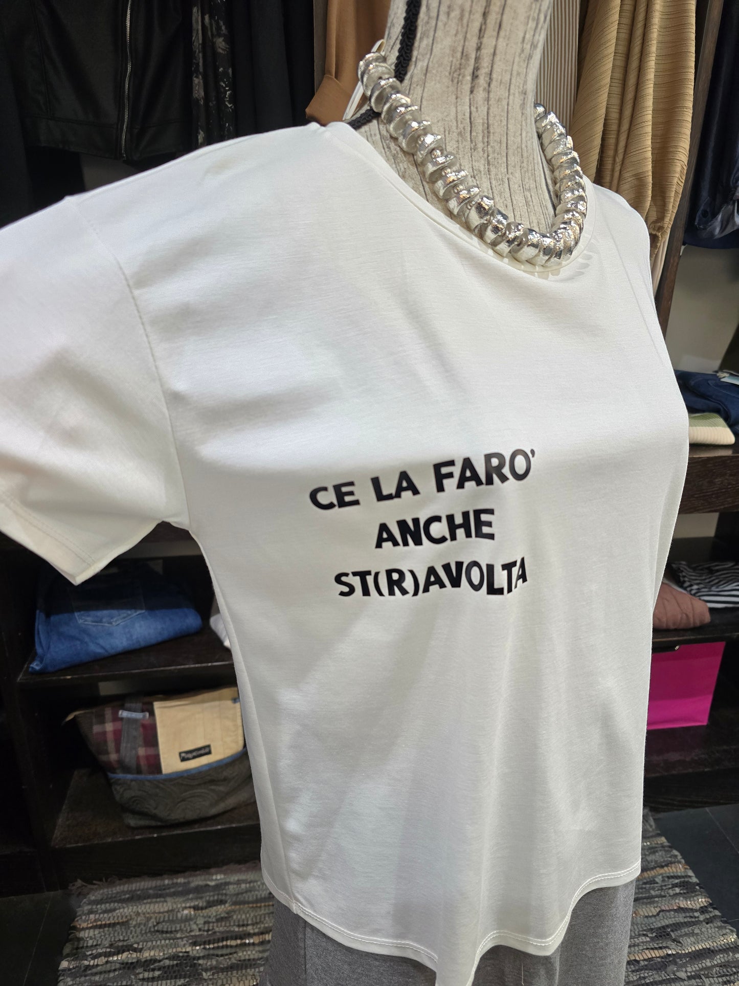 Le #similarMOOD t shirt " STRAVOLTA " bianca