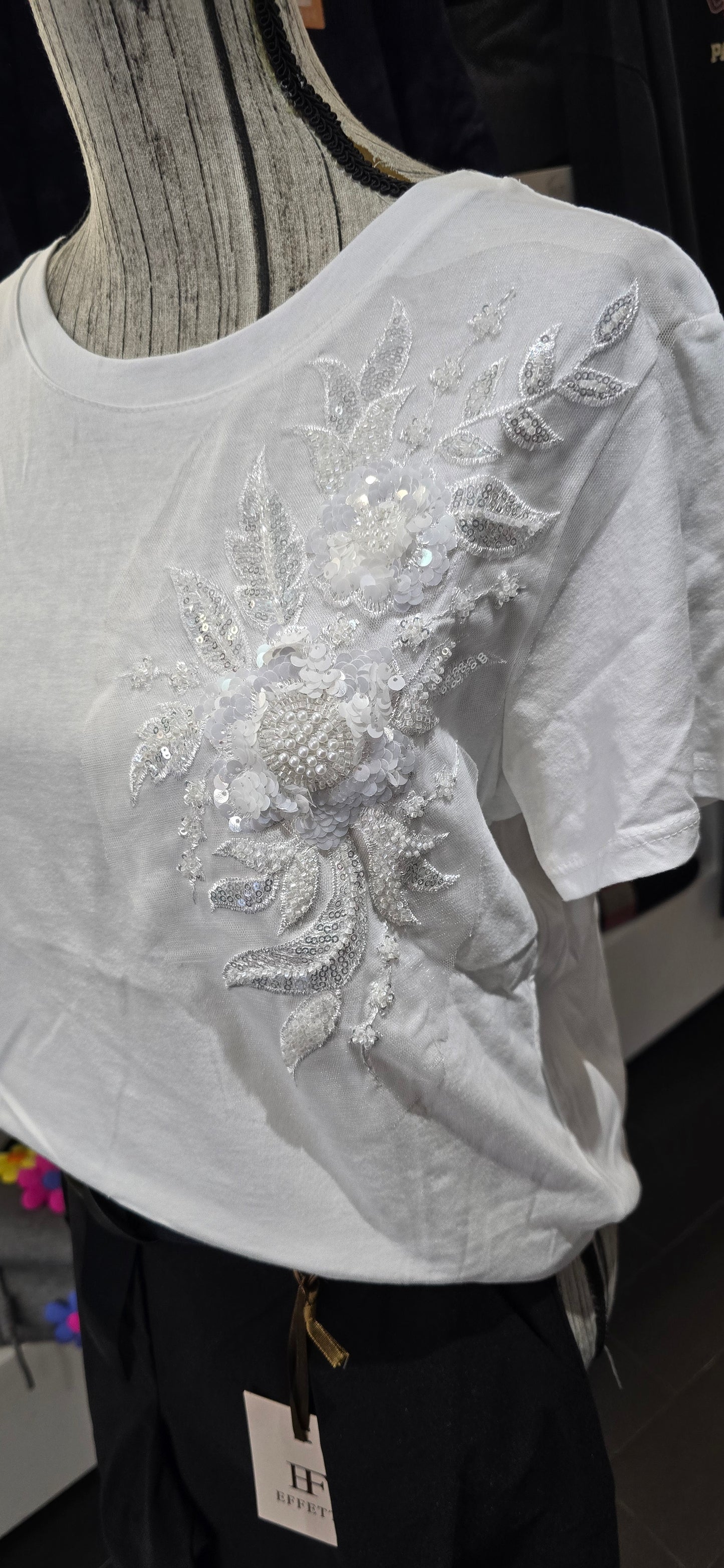 T shirt bianca con decoro perline