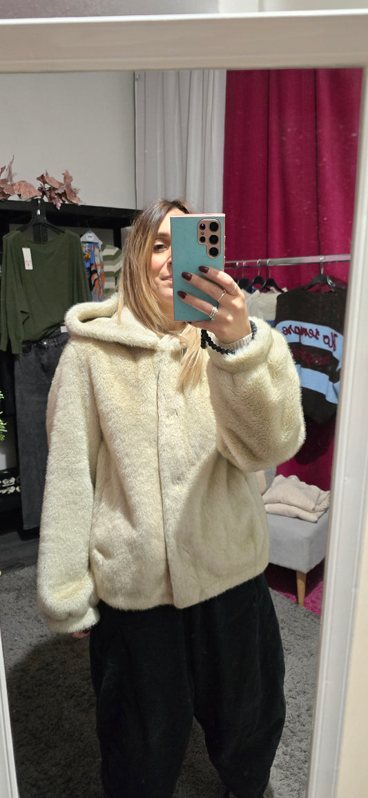 Pellicciotto eco con cappuccio panna